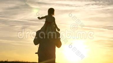 父亲带着他心爱的女儿在他的肩膀上跳舞，在飞行和笑声。 快乐的孩子和他爸爸一起玩